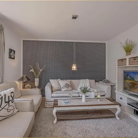 Reethus Am Kuestenwald